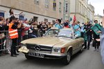 Mercedes-Bens 107 bei der 22.Fahrer Parade am 17.6.2016 in Le Mans, auf der Rückbank: Frankreich Fabien Barthez, Timothé Buret und Paul-Loup Chatin 