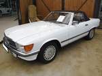 Mercedes Benz R107 300SL (werksintern E30), wie er von 1985 bis 1989 produziert wurde. Dieser R107 dürfte im Farbton papyrusweiß lackiert sein. Der Sechszylinderreihenmotor hat einen Hubraum von 2962 cm³ und leistet 188 PS. Classic Rem ...