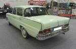 Heckansicht eines Mercedes Benz W111/2 230S.