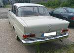 Heckansicht eines Mercedes Benz W110 200 der Modelljahre 1965 bis 1968.