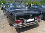 Heckansicht eines Mercedes Benz W111/2 220SEb aus dem Jahr 1965.