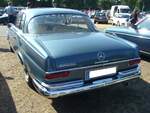 Heckansicht eines Mercedes Benz W111/3 220 SE b Coupe aus dem Jahr 1963.