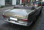 Heckansicht eines Mercedes Benz W111/3 220SEb Cabriolet aus dem Jahr 1964. 16. Oldtimertreffen des ACK am 01.05.2024 in Essen-Kettwig.