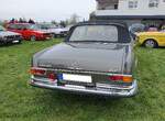 Heckansicht eines Mercedes Benz W111 E35/1 280SE 3.5 Cabriolet im Farbton anthrazitmetallic.