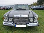 Frontansicht eines Mercedes Benz W111 E35/1 280SE 3.5 Cabriolet im Farbton anthrazitmetallic. Oldtimertreffen Lorch-Ransel am 12.04.2026.