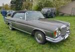 Mercedes Benz W111 E35/1 280SE 3.5 Cabriolet im Farbton anthrazitmetallic. Die Baureihe W111, auch gro�e Heckflosse genannt, wurde im Februar 1961 vorgestellt. Im September 1969 erg�nzte dann das neue Spitzenmodell 280SE 3.5 E35/1 als Coupe und Cabriolet die Produktpalette. Vom Cabriolet verkaufte Mercedes Benz bis zum Produktionsende im Jahr 1971 genau 1.232 Fahrzeuge. Ein solches Cabriolet war ab DM 34.025,00 zu haben. Unter der Motorhaube verrichtet ein V8-Motor seinen Dienst, der aus einem Hubraum von 3459 cm� eine Leistung von 200 PS an die Hinterachse bringt. Oldtimertreffen Lorch-Ransel am 12.04.2026.