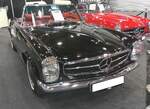 Mercedes Benz W113 230SL, gebaut von 1963 bis 1971 im Farbton MB40 schwarz. Die, als 'Pagoden-Mercedes' bekannte, Baureihe kam im Jahr 1963 auf den Markt. Der 230SL war in dieser Baureihe das Modell mit der schwächsten Motorisierung und stand vo ...