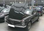 Mercedes Benz W113 280SL mit der erstmalig im Juli 1969 zu gelassen wurde. Produziert wurde der Typ W113 E28 in den Jahren von 1968 bis 1971. Als 230SL war das Modell bereits im Jahr 1963 erschienen. Der 280 SL war das stärkste Modell der sogenannten  Pagoden-Baureihe . In der Version 280SL verkaufte sich das Modell genau 23.885 mal. Der Sechszylinderreihenmotor leistet 170 PS aus einem Hubraum von 2778 cm³. Die Höchstgeschwindigkeit wurde damals mit 200 km/h angegeben. Classic Remise Düsseldorf am 15.01.2026.