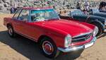 Ein rechts gelenkter Mercedes Benz der Baureihe W113 in der Version 230SL im Farbton feuerrot und und mit dem montierten Hardtop-Dach. Produziert wurde die Baureihe W113 bis ins Jahr 1971. Die, als 'Pagoden-Mercedes' bekannte, Baureihe kam im Jahr 19 ...