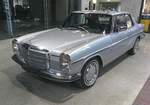 Mercedes Benz W114 280CE, gebaut von April 1972 bis zur Einstellung der Strich/8 Baureihe im Jahr 1976. Hier konnte ich ein frühes 280CE Coupe ablichten. Für ein solch elegantes Coupe war im Mai 1972 mindestens ein Kaufpreis von DM 22.980,00 fällig. Der Sechszylinderreihenmotor mit einer Bosch-Benzineinspritzung hat einen Hubraum von 2746 cm³ und leistet 185 PS. Die Höchstgeschwindigkeit gaben die Untertürkheimer mit 200 km/h an. Dann flossen aber auch bis zu 17 Liter Superbenzin auf 100 Kilometer durch die Einspritzdüsen. Classic Remise Düsseldorf am 15.01.2026.