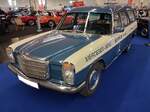 Mercedes Benz W115 220D Kombi. Laut Wagenkarte wurde dieser W115 220D wurde am 22.01.1973 in grundierten Einzelteilen auf Paletten an die portugiesische Karosseriebaufirma Movauto in Praias do Sado in der N�he von Lissabon ausgeliefert. Dort wurden die Teile zu einem zivilen Kombiwagen zusammen gebaut und am 29.12.1973 erstmalig vor Ort zum Stra�enverkehr zugelassen. Dort wurde das Fahrzeug als Gesch�ftsfahrzeug genutzt und irgendwann in einer Scheune abgestellt. Im Jahr 2015 wurde er dort von einem schweizerischen Mercedes-Enthusiasten entdeckt, gekauft und in die Schweiz �berf�hrt. Hier erfolgte eine umfangreiche Restaurierung. Der Vierzylindereihendieselmotor vom Typ OM615 D22 hat einen Hubraum von 2197 cm� und leistet 60 PS. Techno Classica Salon in Dortmund am 25.09.2026.