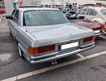 Heckansicht eines Mercedes Benz W116 280SE aus dem Jahr 1976.