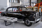 Dieser Mercedes-Benz 220 S aus dem Jahr 1956 wurde als Aufpralltestwagen genutzt. (Verkehrszentrum des Deutschen Museums München, August 2020)