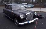 Mercedes Benz W121 190Db. Die im Jahr 1953 vorgestellte  Ponton-Baureihe W120  wurde im Jahr 1958 technisch und optisch modifiziert. Ab diesem Zeitpunkt wurde aus dem W120 der W121 und im Dieselmodell wurde der neue 1.9 Liter Kurzhub-Dieselmotor verbaut. Dieser Vierzylinder-Vorkammerdieselmotor hat einen Hubraum von 1897 cm³ und leistet mit seinen 50 PS zehn PS mehr als das Vorgängermodell. Bei seiner Vorstellung stand einer solcher 190Db mit einem Basispreis von DM 9950,00 in den Preislisten von Mercedes Benz. Oldtimer- und Youngtimertreffen am 08.02.2026 an Mo´s-Bikertreff in Krefeld.