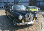Mercedes Benz W120 180b, gebaut von von Juli 1959 bis August 1961. �u�erlich erkennbar am breieren K�hlergrill. Die Baureihe W120  Ponto  wurde bereits im Jahr 1953 vorgestellt. Der 180b war dann das Modell nach der zweiten Modellpflege. Ein solcher 180´er stand im Sommer 1961 mit einem Kaufpreis von mindestens DM 8950,00 in den Preislisten der Vertragsh�ndler. Daf�r bekam der K�ufer ein solides, modernes Fahrzeug mit einem Vierzylinderreihenmotor. Dieser Vierzylinderreihenmotor leistet aus einem Hubraum von 1897 cm� 65 PS. Oldtimertreffen Nordstern Klassik in Gelsenkirchen am 16.08.2026.