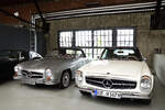 Mercedes Cabrio Doppel.
Mercedes 190 SL (W121 BII) und Mercedes 280 SL Pagode. Warten auf weiterfahrt in der Remise Düsseldorf, am 6.8.21 gesehen.
