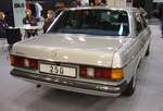 Heckansicht eines Mercedes Benz W123 250 aus dem Jahr 1978 im Farbton DB735 astralsilber. Techno Classica Essen am 13.04.2023.