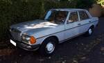 Mercedes Benz W123 200D. Im Januar 1976 wurde der  neue  Mercedes Benz W123 vorgestellt. Erst Mitte November 1985 endete die Produktion dieses  Dauerbrenners . Im Laufe der Jahre wurde die Modellpalette um ein formsch�nes Coupe und das T-Modell genannte Kombifahrzeug erweitert. Der 200D hat einen Vierzylinderreihendieselmotor mit einem Hubraum von 1988 cm�. Anf�nglich leistete dieser Motor 55 PS. Ab Februar 1979 erh�hte sich die Leistung auf 60 PS. Mit einer H�chstgeschwindigkeit von nur 130 km/h hatte der 200D schnell seinen Spitznamen  Wanderd�ne  weg. Bei seiner Markteinf�hrung kostete ein solches Auto mindestens DM 18.900,00. Aber die Liste f�r sinnvolles Zubeh�r war lang. So kostete eine zus�tzliche Servolenkung im Jahr 1976 DM 700,00, ein Automaticgetriebe DM 1.700,00, ein elektrisches Schiebedach DM 1.100,00 und das g�nstigste Radio DM 800,00. Stra�enrandsichtung am 12.08.2026 in M�lheim an der Ruhr/Saarn.