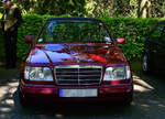 Mercedes-Benz E-Klasse Cabriolet der Baureihe W124, am 1.5.2026 auf dem Show / Ausstellungsgel�nde des Fr�hlingserwachen der Oldtimerfreunde Grenzland, Loherhof Geilenkirchen
