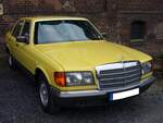 Mercedes Benz der Baureihe W126 im Farbton mimosengelb.