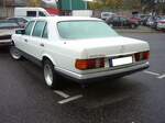 Heckansicht eines Mercedes Benz W126 380SEL.