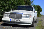 Mercedes Benz, 200 D (W124), abgestellt vor einem Bauerenhof am 22.9.2022
