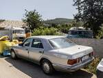 Rückansicht / Seitenansicht: Mercedes-benz W126 S-Klasse. Foto: Juli, 2022.