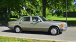  Mercedes-Benz S-Klasse (W126), mitgezogen am 1. Mai 2025 auf der Zufahrt zum Oldtimer Frühlingserwachen beim Sportpark Loherhof Geilenkirchen