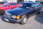 Mercedes Benz W126 560SEL. Die Baureihe W126, die so genannte S-Klasse, wurde auf der IAA des Jahres 1979 vorgestellt. Vorrangiges Konstruktionsziel für diese Typenfamilie war die Verringerung des Gewichts und des Luftwiderstandes zur Verbrauchsreduzierung. Die Modellreihe war mit zwei verschiedenen Radständen lieferbar: Die SE-Modelle mit 2930 mm und die SEL-Modelle 3070 mm. Der Kunde konnte zwischen etlichen Sechszylinderreihen- und V8-Motoren wählen. Der gezeigte 560 SEL war das absolute Spitzenmodell dieser Baureihe und verkaufte sich ab 1985 genau 71.700 mal. Bei seiner Markteinführung musste man für den Erwerb eines solchen Autos mindestens DM 121.400,00 anlegen. Zum Ende der Bauzeit waren es schon DM 141.600,00. Bei einem Hubraum von 4973 cm³ leistet der Motor, je nach Baujahr und Auslieferungsland, zwischen 223 PS und 265 PS. Oldtimertreffen an Mo´s Bikertreff in Krefeld am 08.03.2026.