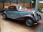 Mercedes Benz W136 170V Cabriolet A aus dem Jahr 1936. Das Modell W136 wurde auf der Berliner Automobil Ausstellung des Jahres 1936 vorgestellt. Er sollte ein Automobil für die Massenmotorisierung des Deutschen Reiches sein. Das gezeigte Cabriolet A war das teuerste Modell dieser Baureihe und schlug bei seiner Vorstellung mit einem Kaufpreis von RM 5980,00 zu Buche. Eine zweitürige Limousine dieses Typs war schon ab RM 2850,00 zu haben. Insgesamt verkauften die Untertürkheimer nur 76 Autos in der Cabriolet A Ausführung. Der Vierzylinderreihenmotor hat einen Hubraum von 1697 cm³ und leistet 38 PS. Classic Remise Düsseldorf am 24.05.2020, natürlich unter Einhaltung sämtlicher momentanen Regeln und Hygienevorschriften.