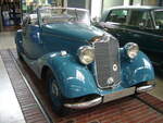 Mercedes Benz W136 170V Cabriolet A, gebaut von 1936 bis 1940. Das Modell W136 wurde auf der Berliner Automobil Ausstellung des Jahres 1936 vorgestellt. Er sollte ein Automobil für die Massenmotorisierung des Deutschen Reiches sein. Das gezeigte Cabriolet A war das teuerste Modell dieser Baureihe und schlug bei seiner Vorstellung mit einem Kaufpreis von RM 5980,00 zu Buche. Eine zweitürige Limousine dieses Typs war schon ab RM 2850,00 zu haben. Insgesamt verkauften die Untertürkheimer nur 76 Autos in der Cabriolet A Ausführung. Der Vierzylinderreihenmotor hat einen Hubraum von 1697 cm³ und leistet 38 PS. Classic Remise Düsseldorf am 07.06.2021.