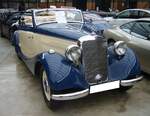 Mercedes Benz W136 170V Cabriolet A, gebaut von 1936 bis 1940. Das Modell W136 wurde auf der Berliner Automobil Ausstellung des Jahres 1936 vorgestellt. Er sollte ein Automobil für die Massenmotorisierung des Deutschen Reiches sein. Das gezeigte Cabriolet A war das teuerste Modell dieser Baureihe und schlug bei seiner Vorstellung mit einem Kaufpreis von RM 5980,00 zu Buche. Eine zweitürige Limousine dieses Typs war bereits ab RM 2850,00 zu haben. Insgesamt verkauften die Untertürkheimer bis zum kriegsbedingten Produktionsstopp nur 76 Autos in der Cabriolet A Ausführung. Der Vierzylinderreihenmotor hat einen Hubraum von 1697 cm³ und leistet 38 PS. Das gezeigte Cabriolet A wurde im Jahr 1939 produziert. Classic Remise Düsseldorf am 26.02.2024.