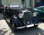 Mercedes Benz W136 170V Cabriolet A, gebaut von 1936 bis 1940. Das Modell W136 wurde auf der Berliner Automobil Ausstellung des Jahres 1936 vorgestellt. Er sollte ein Automobil für die Massenmotorisierung des Deutschen Reiches sein. Das gezeigte Cabriolet A war das teuerste Modell dieser Baureihe und schlug bei seiner Vorstellung mit einem Kaufpreis von RM 5980,00 zu Buche. Eine zweitürige Limousine dieses Typs war bereits ab RM 2850,00 zu haben. Insgesamt verkauften die Untertürkheimer bis zum kriegsbedingten Produktionsstopp nur 76 Autos in der Cabriolet A Ausführung. Der Vierzylinderreihenmotor hat einen Hubraum von 1697 cm³ und leistet 38 PS. 16. Oldtimertreffen des ACK am 01.05.2024 in Essen-Kettwig.