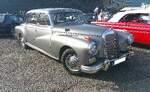 Mercedes Benz W189 300d aus dem Jahr 1958 im Farbton MB 180 silbergrau metallic. Gebaut wurde diese Version von 1957 bis 1962. Während dieser Zeit setzten die Untertürkheimer 3.037 Autos dieses Typs zu einem Kaufpreis ab DM 27.000,00 ab. De ...