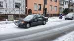 Mercedes 190 E, bei schneefall in Lehrte, am 08.12.10.
