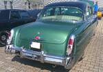 Heckansicht eines Mercury Series 3M  Monterey  fourdoor Sedan im Metallic-Farbton sherwood green aus dem Jahr 1953.