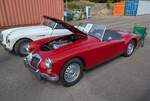 MG A Twin Cam. Als MG A 1500 wurde dieses Roadster-Modell ab 1955 angeboten. Zwischen 1958 und 1960 hatte  M orris G arages  dann auch den besonders sportlichen MG A Twin Cam im Angebot. Wie dem Modellnamen zu entnehmen ist, war der Motor mittels zweier oben liegenden Nockenwellen leistungsgesteigert. Der temperamentvolle Motor war während seiner gesamten Produktionszeit bekannt für häufig auftretenden Motorschäden die auf Garantie behoben werden mussten. Durch diese Rufschädigung waren die Verkaufszahlen des Modelles nicht sonderlich hoch. Der Vierzylinderreihenmotor hat einen Hubraum von 1588 cm³ und leistet rund 108 PS. Ein solcher Roadster war im Jahr 1958 auf dem deutschen Markt ab DM 11.750,00 zu bekommen. Insgesamt setzte MG während der dreijährigen Produktionszeit des Twin Cam 1788 Roadster und 323 geschlossene Coupes dieses Typs ab. Classic car show at Chepstow race course/South Wales am 27. April 2025.