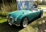 MG A Roadster in einer recht ungew�hnlichen Farbe. Der MG A kam 1955 auf den Markt und war als Roadster und geschlossenes Coupe lieferbar. Von den �ber 101.000 hergestellten Autos vom Typ MG A waren ca. 91% Roadster und nur 9% Coupes. Der gezeigte MG ...
