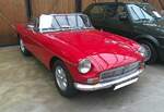 MG B Roadster im Farbton flame red aus dem Modelljahr 1972. Der MG B wurde im Jahr 1962 vorgestellt und bis ins Jahr 1980 produziert. Er war einer der erfolgreichsten Roadster der Automobilgeschichte. Der Vierzylinderreihenmotor leistet 95 PS aus einem Hubraum von 1798 cm³. Das gezeigte Auto war von der Auslieferung bis ins Jahr 2013 in erster  Damen-Hand . Classic Remise Düsseldorf am 15.01.2026.