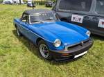 MG B im Farbton tahiti blue aus der Bauzeit von 1974 bis 1980. Der MG B wurde bereits 1962 vorgestellt und bis 1980 produziert. Aufgrund veränderter Zulassungsbestimmungen in das Hauptexportland USA, wurde das Auto ab jenem Modelljahr um 2,5 cm höher gelegt und erhielt die sogenannten  Gummiboot-Stoßstangen . Nichts desto trotz war der MG B einer der erfolgreichsten Roadster der Automobilgeschichte. Der Vierzylinderreihenmotor leistet 95 PS aus einem Hubraum von 1798 cm³. Hog's Head Classic car meeting am 06.07.2024 in Llantillio Crosseny/South-Wales.