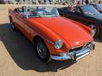 MG B im Farbton flame red aus dem Modelljahr 1973. Der MG B wurde im Jahr 1962 vorgestellt und bis ins Jahr 1980 produziert. Er war einer der erfolgreichsten Roadster der Automobilgeschichte. Der Vierzylinderreihenmotor leistet 95 PS aus einem Hubrau ...