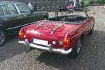 Heckansicht eines MG B im Farbton damask red aus dem Modelljahr 1975.