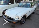 MG B GT V8 im Farbton glacier white aus dem Jahr 1975. Ab Herbst 1974 wurden die MG B-Modelle, also Roadster und GT, mit den so genannten  rubber bumpers  ausgeliefert. Hintergrund waren neue Sicherheitsvorschriften auf dem wichtigsten Export-Markt, den USA. In Deutschland b�rgerte sich f�r diese Modelle schnell der Spitzname  Gummiboot  ein. Der V8-Motor aus dem Hause Rover hat einen Hubraum von 3528 cm� und leistet 137 PS. Die H�chstgeschwindigkeit gab das Werk mit 200 km/h an. Brynmawr Classic Car Show/South Wales am 26.07.2026.