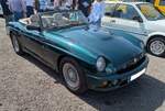 MG RV 8. In einer Auflage von nur 1982 Autos, ist dieser Typ eine Neuauflage des legendären MG B GT Die MG Rover Group baute das Fahrzeug von 1993 bis 1995 auf der Karosserie-Basis des MG B. Über 75% der Autos (1583 Stück) wurden nach Japan geliefert, weil das Fahrzeug bei seinem Debüt auf der Tokyo Motor Show beim Publikum wie eine Bombe einschlug. Nur 307 Stück blieben in England sowie ganze 92 Stück im restlichen Europa. Heute gibt es in Deutschland ca. 40 Stück, wovon 25 aus Japan reimportiert wurden. In Australien existieren aktuell 155 ehemals Japanische Fahrzeuge. Das Fahrwerk hat alte, blattgefederte, Hinterachse des MGB, die Motorhaube und Türen stammten ebenfalls vom alten Modell. Als leistungsstarker Motor wurde der Rover-V8 aus dem alten MG B GT V8 verwendet, allerdings mit einem aufgebohrten Hubraum von 3946 cm³ und 190 PS. Das Auto beschleunigt in 5,7 Sekunden von 0 auf 100 km/h. Die Tachonadel bleibt erst bei gemessenen 217 km/h stehen. Der MGB R V8 wurde ausschließlich als Rechtslenker gefertigt. Classic car show at Chepstow race course/South Wales am 27. April 2025.