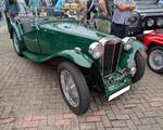 MG TC, gebaut von 1945 bis 1950. Vom Grundsatz her, basierte das Modell TC als erstes MG-Nachkriegsmodell, auf den Vorkriegsmodellen TA und TB. Der Vierzylinderreihenmotor hat einen Hubraum von 1250 cm³ und leistet 55 PS. Über 10.000 Fahrzeuge dieses Typs verließen die Werkshallen in Abingdon/Oxfordshire. Eine Besonderheit weist das Modell TC allerdings noch zusätzlich auf: In der Farbe, in der die Lamellen im Kühler lackiert sind, ist auch die Innenausstattung gehalten. Der gezeigte TC wurde 1949 erstmalig zugelassen. Classic car meeting in Brynmawr/South Wales am 27.07.2025.