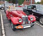 MG TF, produziert von 1953 bis 1955. Die TF-Baureihe war das letzte Modell der bereits 1936 vorgestellten T-Serie von MG (M orris G arages). Der hier abgelichtete TF aus dem ersten Modelljahr ist im Farbton MG red lackiert. Angetrieben wird der Sport ...