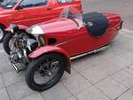 Morgan Threewheeler aus dem Jahr 1932. Die Firma Morgan baute seit dem Jahr 2010 dreirädrige Fahrzeuge. Meistens wurden Motoren von J.A.P. aus dem Londoner Vorort Tottenham verbaut. Es wurden V-Motoren mit Hubräumen von 680 cm³ 750 cm³ und 1000 cm³ verbaut. Oldtimertreffen in Essen Borbeck am 06.07.2025.