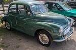 Zweitüriger Morris Minor 1000 im Farbton almond green, produziert von 1956 bis 1971. Der Minor 1000 war die dritte und letzte Ausbaustufe des bereits 1948 vorgestellten Minor. Die vorherigen Modelle nannten sich Minor MM (1948 bis 1952) und Minor Series II (1952 bis 1956). Der Minor war ein Millionenseller und somit der  Volkswagen  der Briten. Das Modell war als zwei- und viertürige Limousine, Convertible und als Kombimodell namens  Traveller  lieferbar. Der Vierzylinderreihenmotor hat im Minor 1000 einen Hubraum von 1098 cm³ und leistet 49 PS. Classic car show at Chepstow race course/South Wales am 27. April 2025.