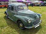 Morris Minor Series 2 fourdoor aus dem Jahr 1956. Als Morris Minor MM kam dieses Modell 1948 auf den Markt. Im Jahr 1952 fusionierten die Marken Austin und Morris zur BMC (B ritish M otor C orporation). Zeitgleich wurde der optisch und technisch modi ...