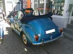 Heckansicht einer Morris Minor 1000 Cabrio-Limousine.